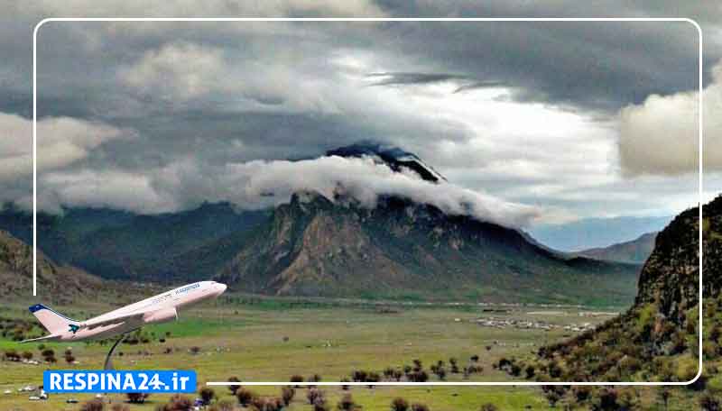 نمایی از دشت و کوه های خرم آباد همراه با یک هواپیما در حال پرواز